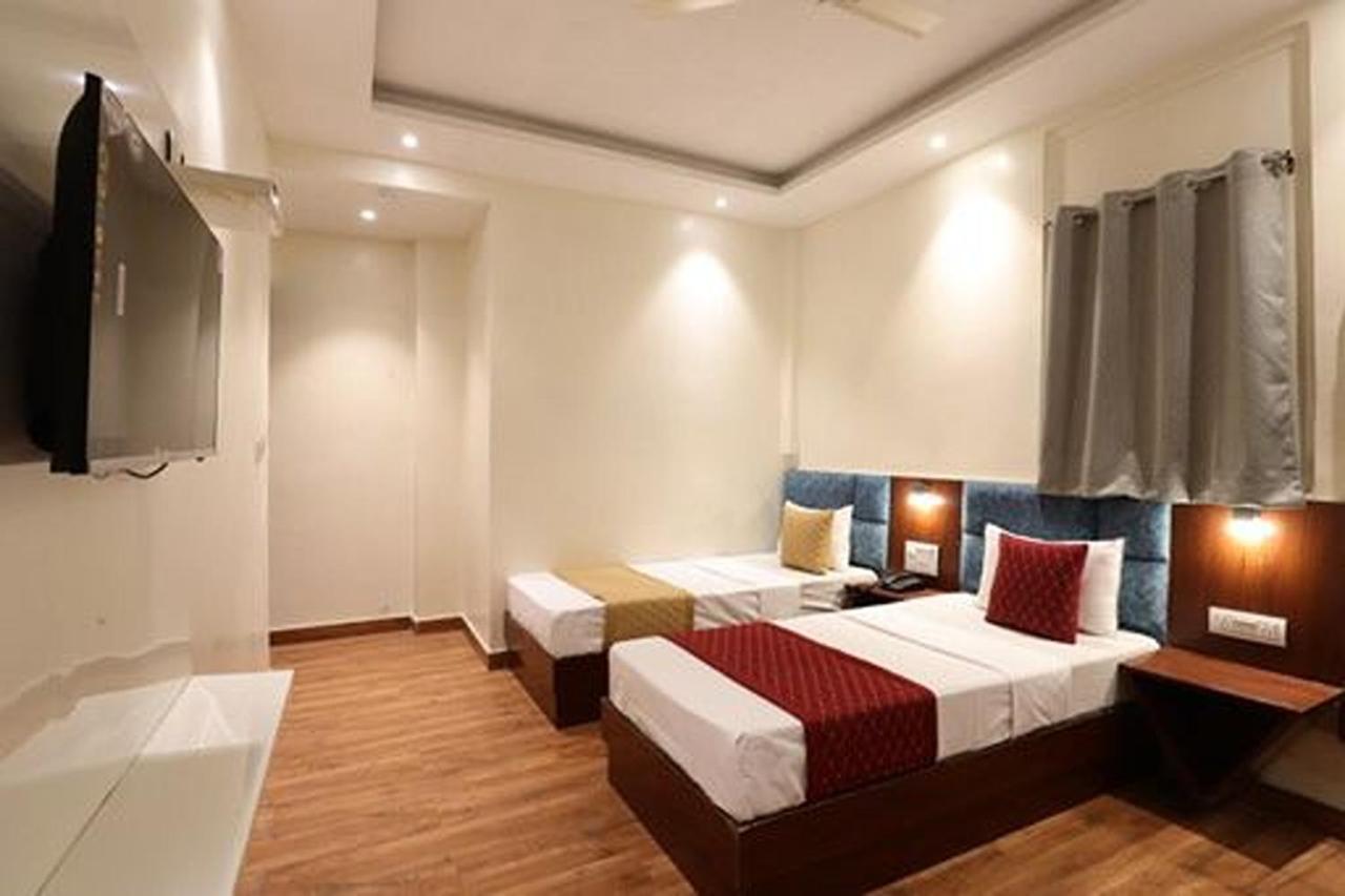 Amrit Hotel Ню Делхи Екстериор снимка