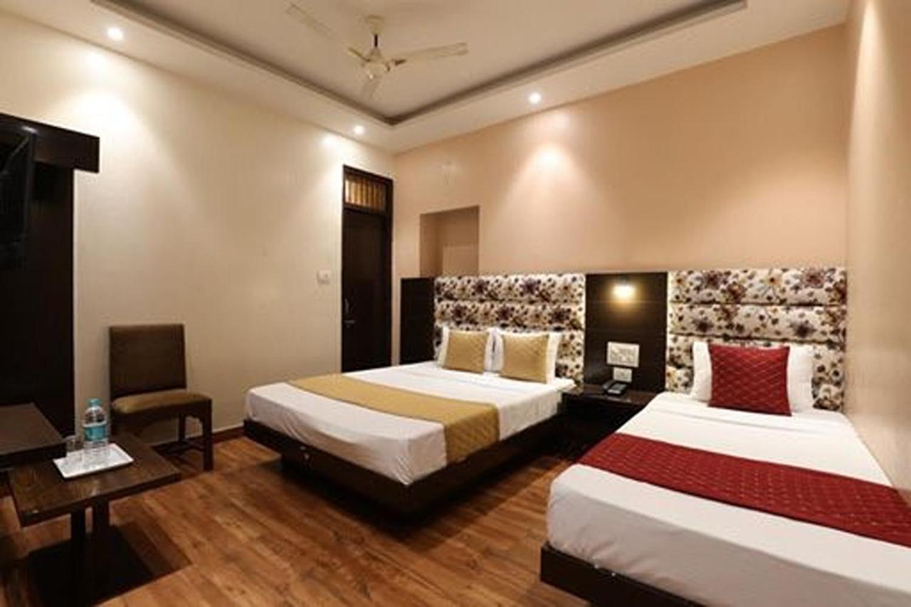 Amrit Hotel Ню Делхи Екстериор снимка