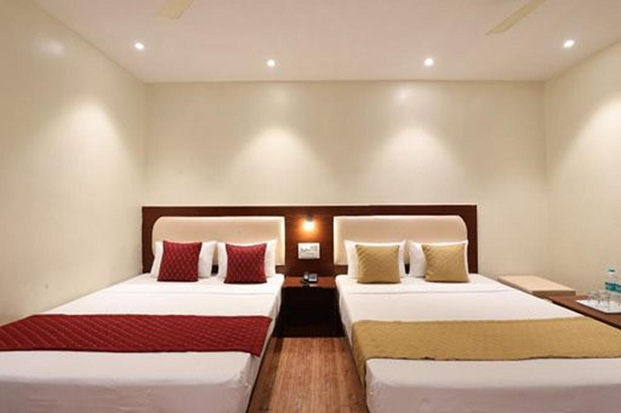 Amrit Hotel Ню Делхи Екстериор снимка