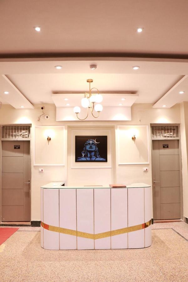 Amrit Hotel Ню Делхи Екстериор снимка