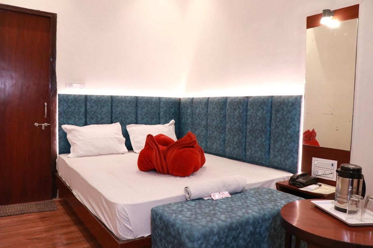 Amrit Hotel Ню Делхи Екстериор снимка