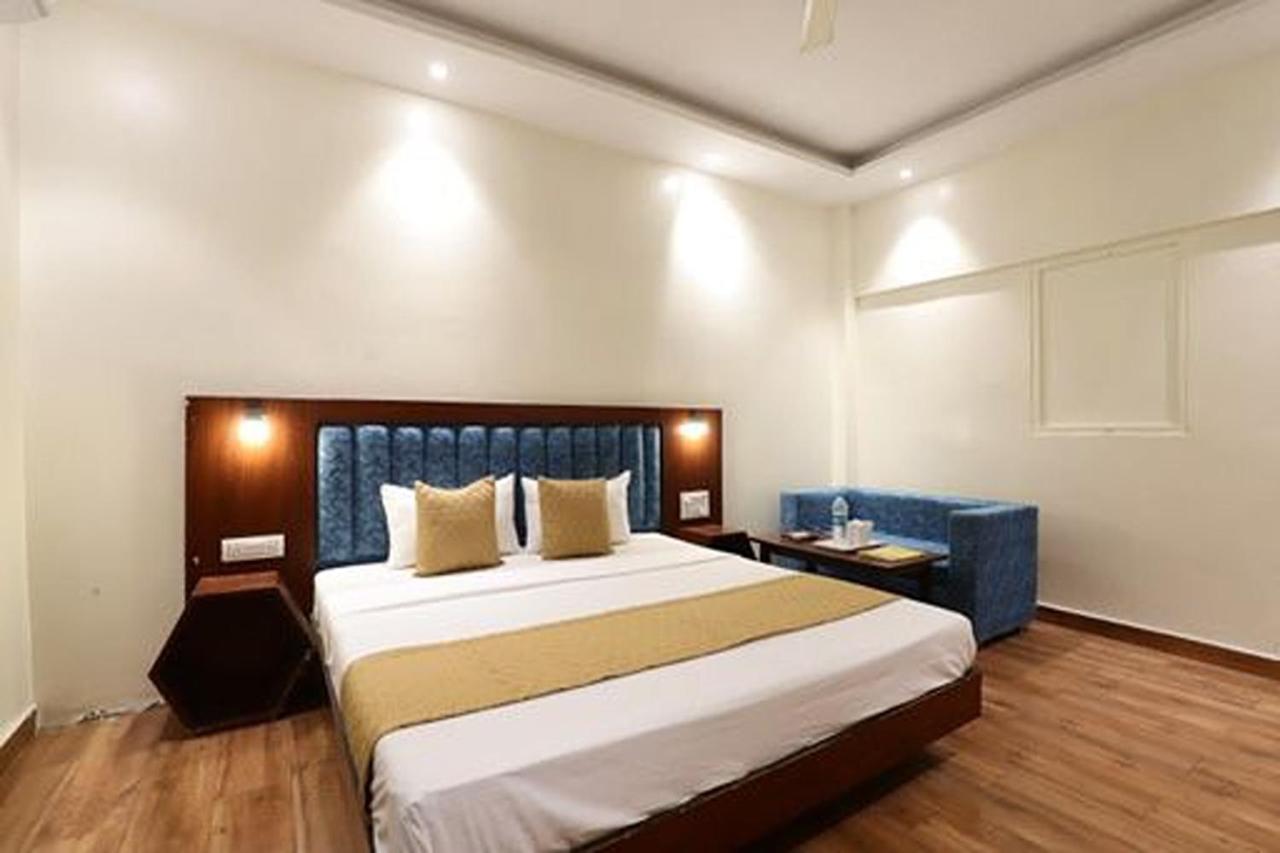 Amrit Hotel Ню Делхи Екстериор снимка