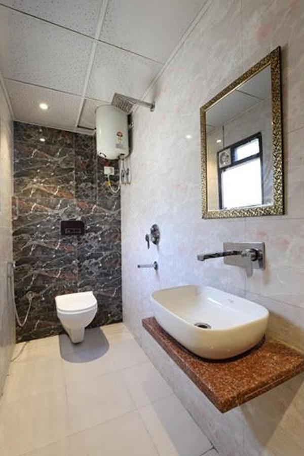 Amrit Hotel Ню Делхи Екстериор снимка
