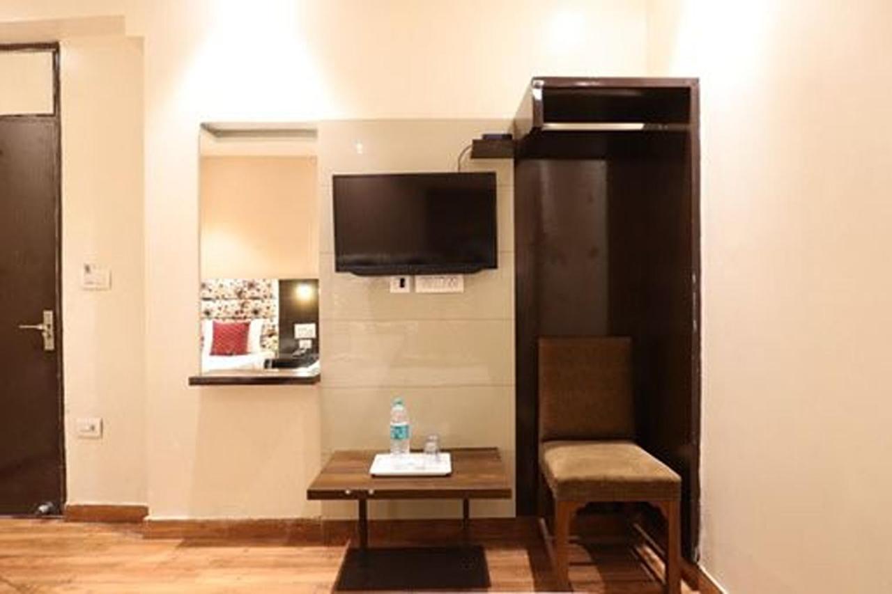 Amrit Hotel Ню Делхи Екстериор снимка