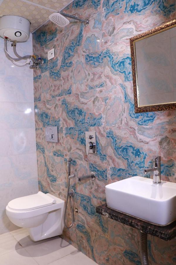 Amrit Hotel Ню Делхи Екстериор снимка
