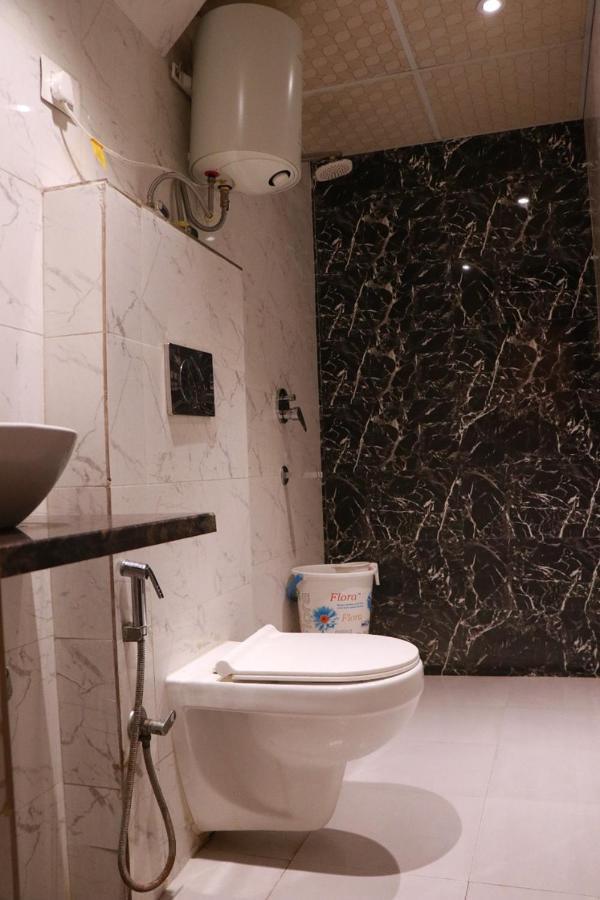 Amrit Hotel Ню Делхи Екстериор снимка
