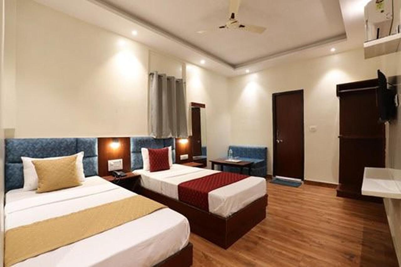 Amrit Hotel Ню Делхи Екстериор снимка