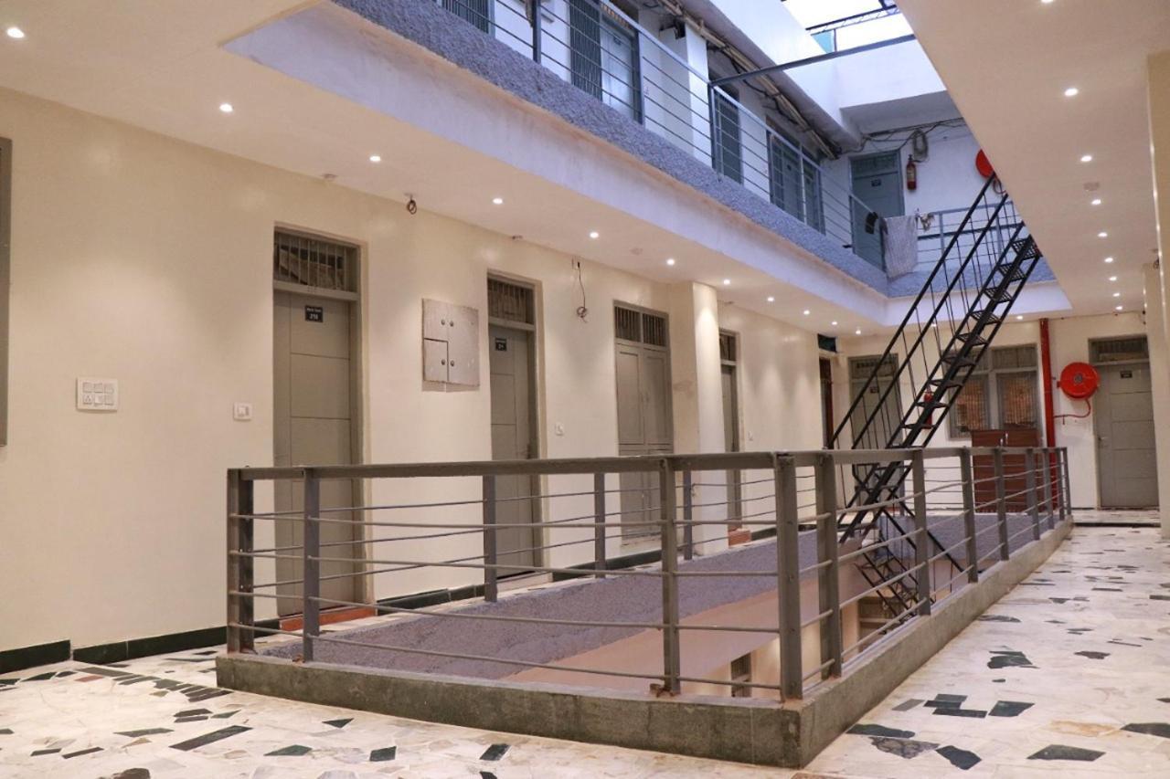 Amrit Hotel Ню Делхи Екстериор снимка