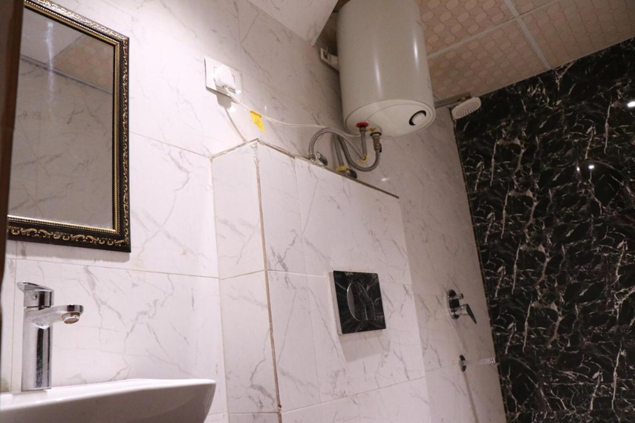 Amrit Hotel Ню Делхи Екстериор снимка
