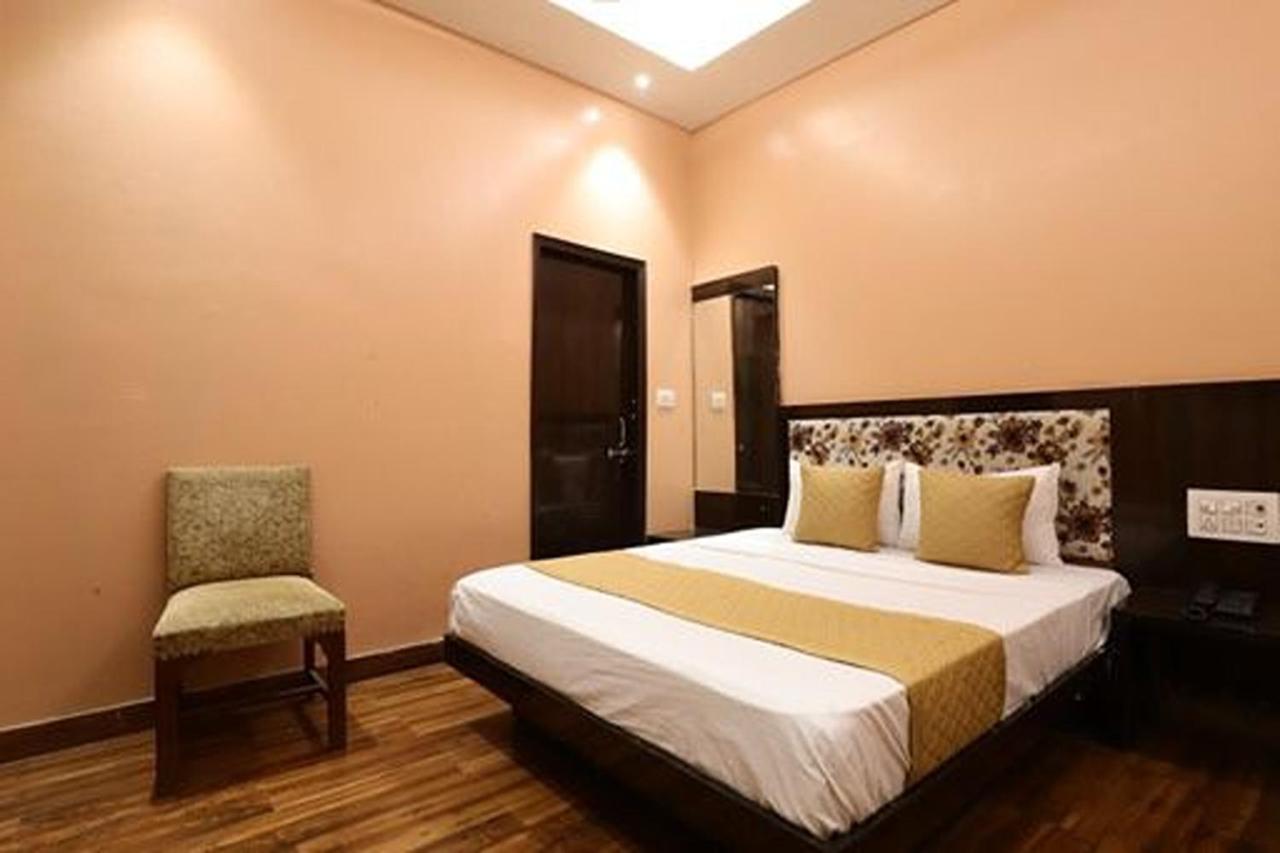 Amrit Hotel Ню Делхи Екстериор снимка